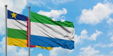 Orta Afrika Cumhuriyeti ve Sierra Leone bayrağı birlikte beyaz bulutlu mavi gökyüzüne karşı rüzgarda sallayarak. Diplomasi kavramı, uluslararası ilişkiler.