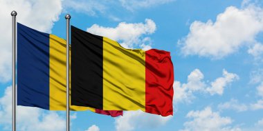 Çad ve Belçika bayrağı birlikte beyaz bulutlu mavi gökyüzüne karşı rüzgarda sallayarak. Diplomasi kavramı, uluslararası ilişkiler.