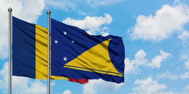Çad ve Tokelau bayrağı birlikte beyaz bulutlu mavi gökyüzüne karşı rüzgarda sallayarak. Diplomasi kavramı, uluslararası ilişkiler.