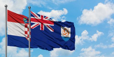 Hırvatistan ve Anguilla bayrağı birlikte beyaz bulutlu mavi gökyüzüne karşı rüzgarda sallayarak. Diplomasi kavramı, uluslararası ilişkiler.