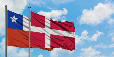 Şili ve Danimarka bayrağı birlikte beyaz bulutlu mavi gökyüzüne karşı rüzgarda sallayarak. Diplomasi kavramı, uluslararası ilişkiler.