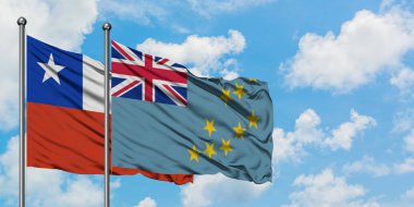 Şili ve Tuvalu bayrağı birlikte beyaz bulutlu mavi gökyüzüne karşı rüzgarda sallayarak. Diplomasi kavramı, uluslararası ilişkiler.