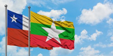Şili ve Myanmar bayrağı birlikte beyaz bulutlu mavi gökyüzüne karşı rüzgarsal sallayarak. Diplomasi kavramı, uluslararası ilişkiler.