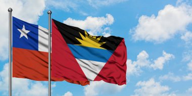 Şili ve Antigua ve Barbuda bayrağı birlikte beyaz bulutlu mavi gökyüzüne karşı rüzgarda sallayarak. Diplomasi kavramı, uluslararası ilişkiler.