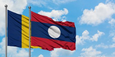 Çad ve Laos bayrağı birlikte beyaz bulutlu mavi gökyüzüne karşı rüzgarda sallayarak. Diplomasi kavramı, uluslararası ilişkiler.