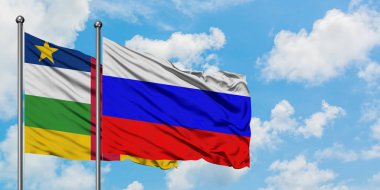 Orta Afrika Cumhuriyeti ve Rusya bayrağı birlikte beyaz bulutlu mavi gökyüzüne karşı rüzgarsal sallayarak. Diplomasi kavramı, uluslararası ilişkiler.