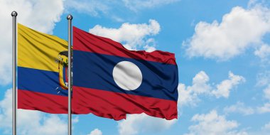 Ekvador ve Laos bayrağı birlikte beyaz bulutlu mavi gökyüzüne karşı rüzgarda sallayarak. Diplomasi kavramı, uluslararası ilişkiler.