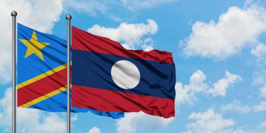 Kongo ve Laos bayrağı birlikte beyaz bulutlu mavi gökyüzüne karşı rüzgarda sallayarak. Diplomasi kavramı, uluslararası ilişkiler.