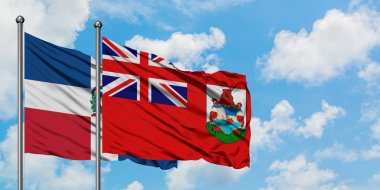 Dominik Cumhuriyeti ve Bermuda bayrağı birlikte beyaz bulutlu mavi gökyüzüne karşı rüzgarda sallayarak. Diplomasi kavramı, uluslararası ilişkiler.