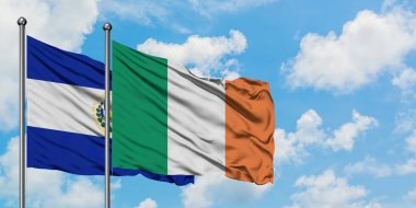 El Salvador ve İrlanda bayrağı birlikte beyaz bulutlu mavi gökyüzüne karşı rüzgarda sallayarak. Diplomasi kavramı, uluslararası ilişkiler.