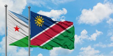 Cibuti ve Namibya bayrağı birlikte beyaz bulutlu mavi gökyüzüne karşı rüzgarda sallayarak. Diplomasi kavramı, uluslararası ilişkiler.