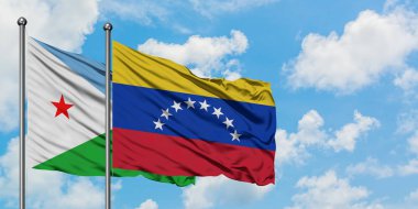 Cibuti ve Venezuela bayrağı birlikte beyaz bulutlu mavi gökyüzüne karşı rüzgarda sallayarak. Diplomasi kavramı, uluslararası ilişkiler.