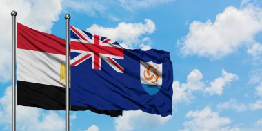 Mısır ve Anguilla bayrağı birlikte beyaz bulutlu mavi gökyüzüne karşı rüzgarda sallayarak. Diplomasi kavramı, uluslararası ilişkiler.