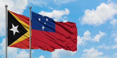 Doğu Timor ve Samoa bayrağı birlikte beyaz bulutlu mavi gökyüzüne karşı rüzgarda sallayarak. Diplomasi kavramı, uluslararası ilişkiler.