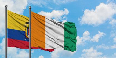 Ekvador ve Fildişi Sahili bayrağı birlikte beyaz bulutlu mavi gökyüzüne karşı rüzgarda sallayarak. Diplomasi kavramı, uluslararası ilişkiler.