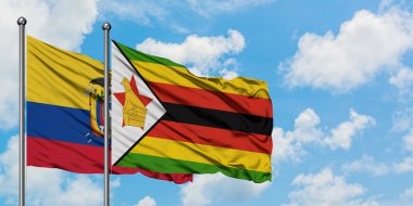 Ekvador ve Zimbabve bayrağı birlikte beyaz bulutlu mavi gökyüzüne karşı rüzgarda sallayarak. Diplomasi kavramı, uluslararası ilişkiler.
