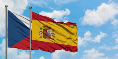 Çek Cumhuriyeti ve İspanya bayrağı birlikte beyaz bulutlu mavi gökyüzüne karşı rüzgarsal sallayarak. Diplomasi kavramı, uluslararası ilişkiler.