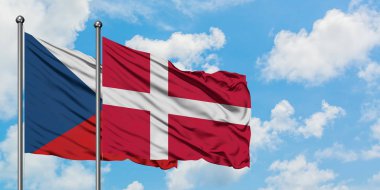 Çek Cumhuriyeti ve Danimarka bayrağı birlikte beyaz bulutlu mavi gökyüzüne karşı rüzgarsal sallayarak. Diplomasi kavramı, uluslararası ilişkiler.