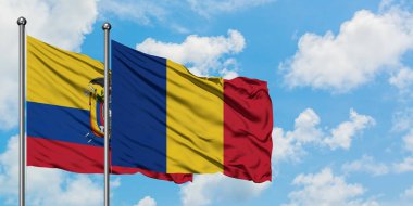 Ekvador ve Romanya bayrağı birlikte beyaz bulutlu mavi gökyüzüne karşı rüzgarda sallayarak. Diplomasi kavramı, uluslararası ilişkiler.