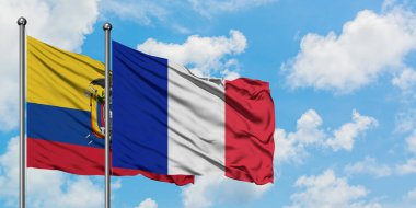 Ekvador ve Reunion bayrağı birlikte beyaz bulutlu mavi gökyüzüne karşı rüzgarda sallayarak. Diplomasi kavramı, uluslararası ilişkiler.