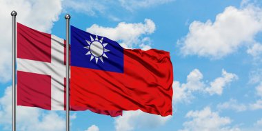 Danimarka ve Tayvan bayrağı birlikte beyaz bulutlu mavi gökyüzüne karşı rüzgarda sallayarak. Diplomasi kavramı, uluslararası ilişkiler.