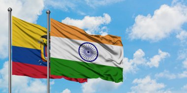 Ekvador ve Hindistan bayrağı birlikte beyaz bulutlu mavi gökyüzüne karşı rüzgarda sallayarak. Diplomasi kavramı, uluslararası ilişkiler.