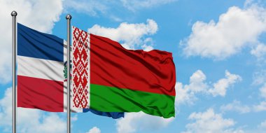 Dominik Cumhuriyeti ve Beyaz Rusya bayrağı birlikte beyaz bulutlu mavi gökyüzüne karşı rüzgarda sallayarak. Diplomasi kavramı, uluslararası ilişkiler.