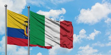 Ekvador ve İtalya bayrağı birlikte beyaz bulutlu mavi gökyüzüne karşı rüzgarsal sallayarak. Diplomasi kavramı, uluslararası ilişkiler.