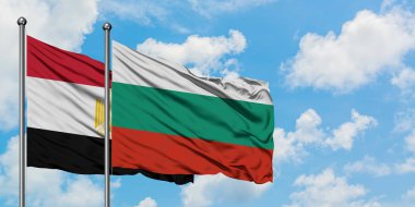 Mısır ve Bulgaristan bayrağı birlikte beyaz bulutlu mavi gökyüzüne karşı rüzgarsal sallayarak. Diplomasi kavramı, uluslararası ilişkiler.