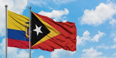 Ekvador ve Doğu Timor bayrağı birlikte beyaz bulutlu mavi gökyüzüne karşı rüzgarsal sallayarak. Diplomasi kavramı, uluslararası ilişkiler.
