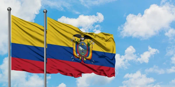 Η σημαία της Κολομβίας και του Ισημερινού κουνώντας τον άνεμο ενάντια στον λευκό νεφελώδες γαλάζιο ουρανό μαζί. Φιλοσοφία της διπλωματίας, διεθνείς σχέσεις. — Φωτογραφία Αρχείου