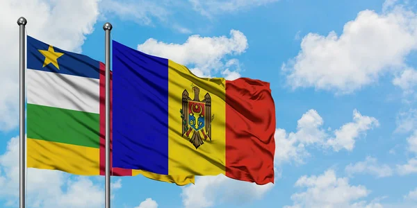 Bandera de República Centroafricana y Moldavia ondeando en el viento contra el cielo azul nublado blanco juntos. Concepto diplomático, relaciones internacionales . — Foto de Stock