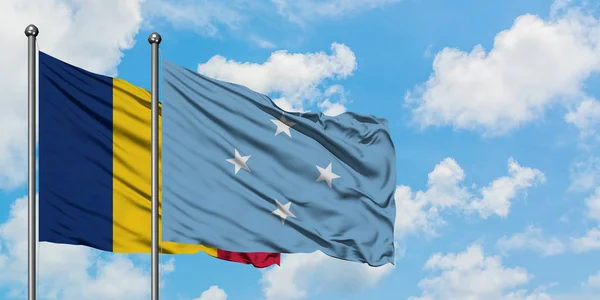 Чад і Мікронезія прапор розмахуючи в вітру проти білого хмарного синього неба разом. Концепція дипломатії, міжнародні відносини. — стокове фото