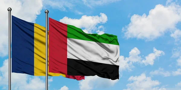 Bandera de Chad y Emiratos Árabes Unidos ondeando en el viento contra el cielo azul nublado blanco juntos. Concepto diplomático, relaciones internacionales . — Foto de Stock