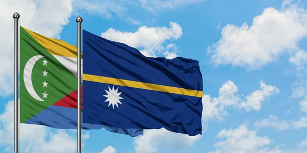 Comoros und nauru Flagge wehen im Wind vor weißem wolkenlosem blauen Himmel zusammen. Diplomatie-Konzept, internationale Beziehungen. — Stockfoto