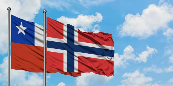 Bandera de Chile y Noruega ondeando en el viento contra el cielo azul nublado blanco juntos. Concepto diplomático, relaciones internacionales . — Foto de Stock