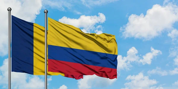 Η σημαία του Τσαντ και της Κολομβίας κουνώντας τον άνεμο εναντίον του λευκού νεφελώδη μπλε ουρανού μαζί. Φιλοσοφία της διπλωματίας, διεθνείς σχέσεις. — Φωτογραφία Αρχείου