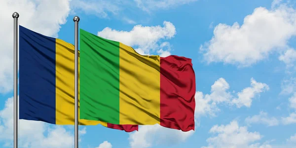 Bandera de Chad y Malí ondeando en el viento contra el cielo azul nublado blanco juntos. Concepto diplomático, relaciones internacionales . — Foto de Stock