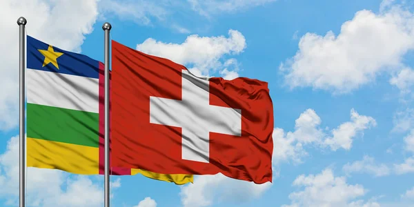 Republika Środkowoafrykańska i Szwajcaria Flaga Macha w wiatr przed białym zachmurzone błękitne niebo razem. Koncepcja dyplomacji, stosunki międzynarodowe. — Zdjęcie stockowe