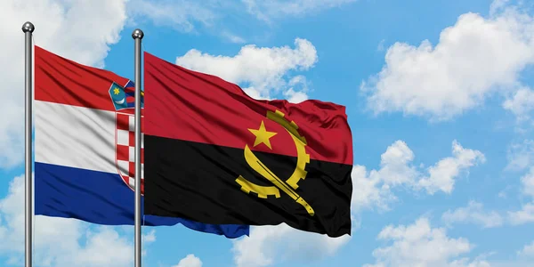 Kroatien und Angola-Flagge wehen gemeinsam im Wind gegen den wolkenverhangenen blauen Himmel. Diplomatie-Konzept, internationale Beziehungen. — Stockfoto