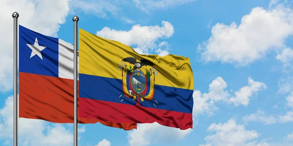 Bandera de Chile y Ecuador ondeando en el viento contra el cielo azul nublado blanco juntos. Concepto diplomático, relaciones internacionales . — Foto de Stock