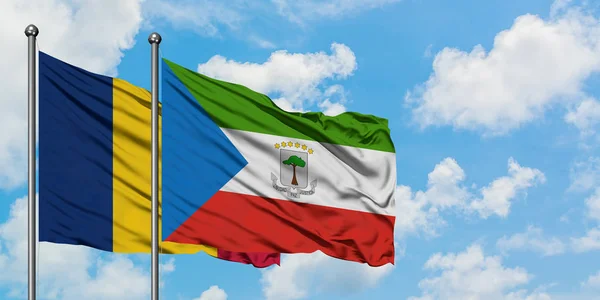 차드와 적도 기니 깃발이 하얀 흐린 푸른 하늘을 배경으로 바람에 흔들리고 있다. 외교 개념, 국제 관계. — 스톡 사진