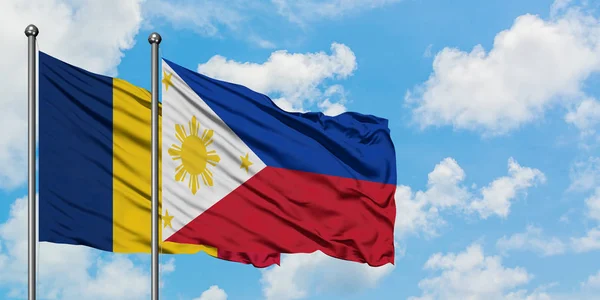 Bandera de Chad y Filipinas ondeando en el viento contra el cielo azul nublado blanco juntos. Concepto diplomático, relaciones internacionales . — Foto de Stock