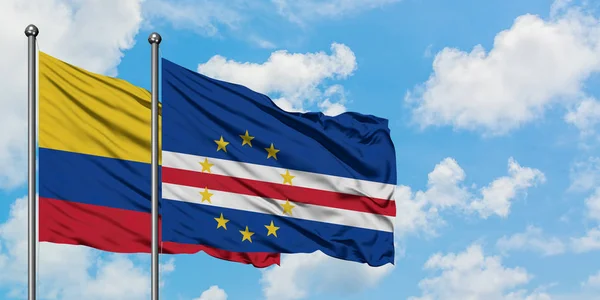 Kolumbia és a zöld-foki-szigetek zászló integetett a szél ellen, fehér felhős kék ég együtt. Diplomáciai koncepció, nemzetközi kapcsolatok. — Stock Fotó