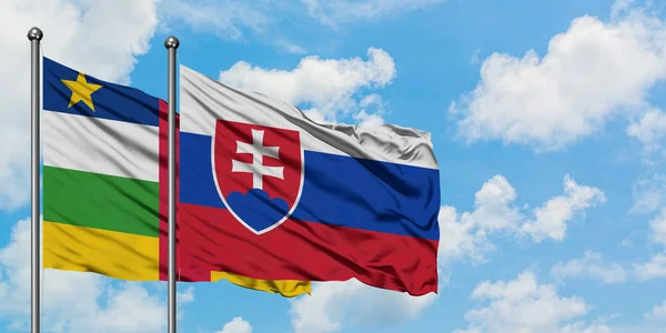 Drapeau de la République centrafricaine et de la Slovaquie agitant dans le vent contre ciel bleu nuageux blanc ensemble. Concept de diplomatie, relations internationales . — Photo