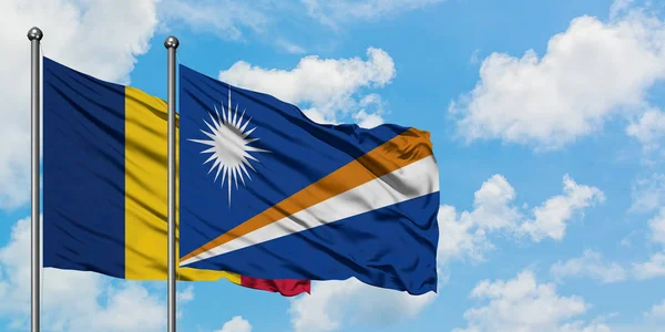 Bandeira do Chade e Ilhas Marshall agitando no vento contra o céu azul nublado branco juntos. Conceito de diplomacia, relações internacionais . — Fotografia de Stock