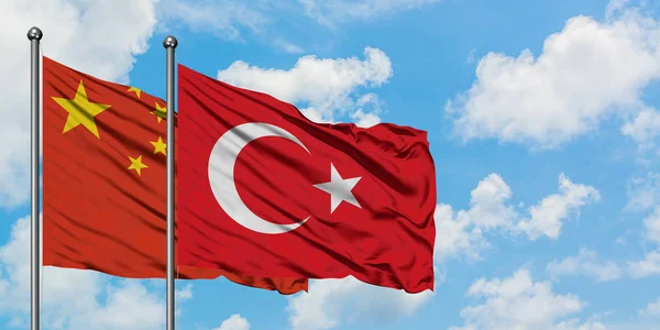 Bandeira da China e da Turquia agitando no vento contra o céu azul nublado branco juntos. Conceito de diplomacia, relações internacionais . — Fotografia de Stock