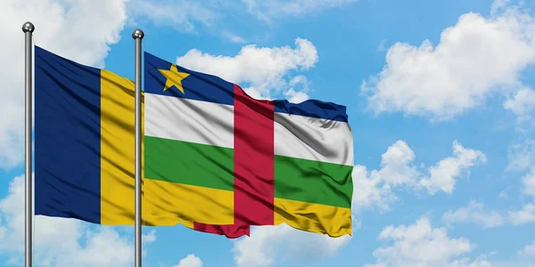 Bandera de Chad y República Centroafricana ondeando en el viento contra el cielo azul nublado blanco juntos. Concepto diplomático, relaciones internacionales . — Foto de Stock