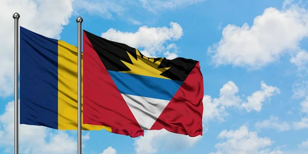 Çad ve Antigua ve Barbuda bayrağı birlikte beyaz bulutlu mavi gökyüzüne karşı rüzgarda sallayarak. Diplomasi kavramı, uluslararası ilişkiler. — Stok fotoğraf