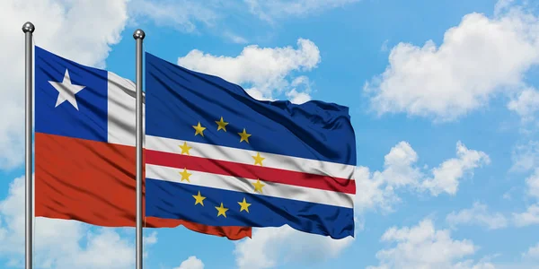 Чилі і Кабо-Верде прапор розмахуючи в вітру проти білого хмарного синього неба разом. Концепція дипломатії, міжнародні відносини. — стокове фото